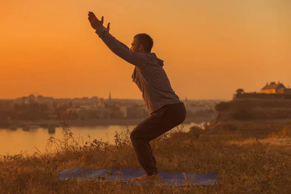 Man Gör Yoga Solnedgången Med Utsikt Över Staden Stol Utgör — Stockfoto