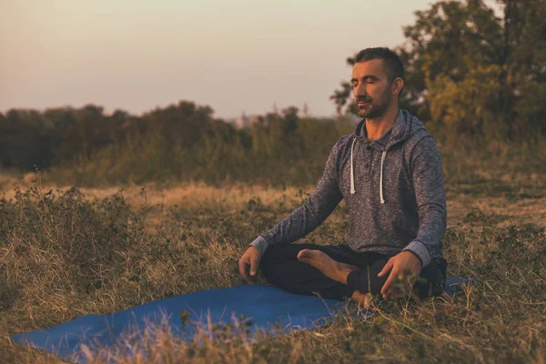 Homme Faisant Yoga Dans Nature Padmasana Lotus Position Image Tonique — Photo