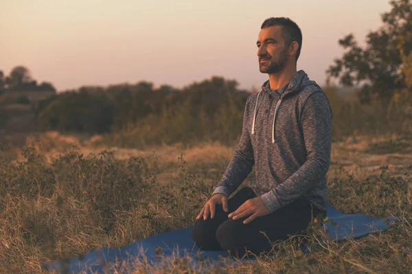 Homem Gosta Relaxar Natureza Depois Exercitar Yoga Image Intencionalmente Tonificado — Fotografia de Stock