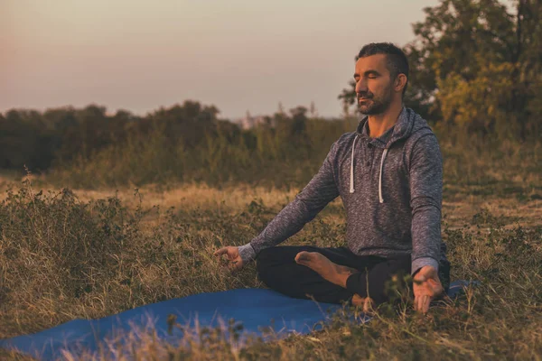 Homme Faisant Yoga Dans Nature Padmasana Lotus Position Image Tonique — Photo