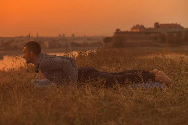 Homme Faisant Yoga Sur Coucher Soleil Avec Vue Sur Ville — Photo