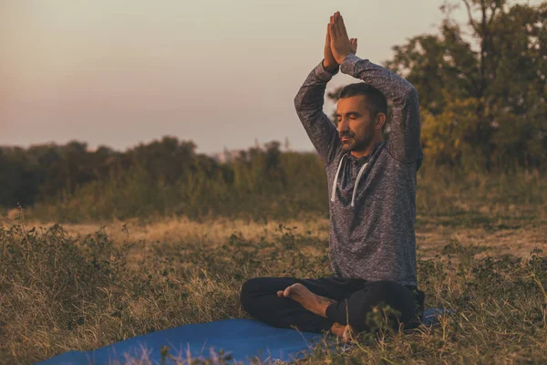 Чоловік Робити Йога Природі Padmasana Лотоса Тоновані Зображення — стокове фото