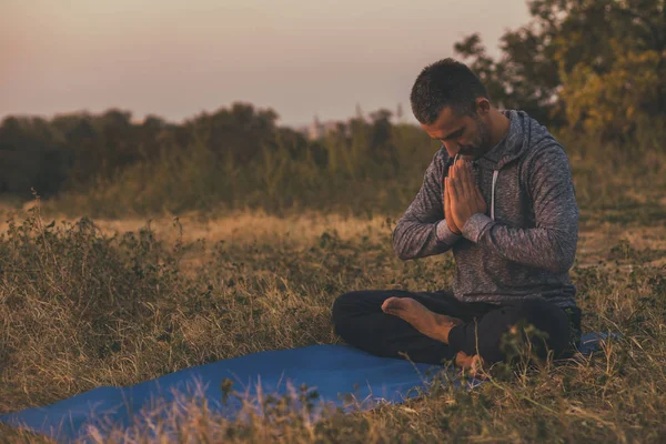 Man Doen Yoga Natuur Padmasana Lotuspositie Getinte Afbeelding — Stockfoto