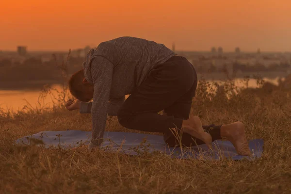 Man Doet Yoga Zonsondergang Met Uitzicht Stad Getinte Afbeelding — Stockfoto