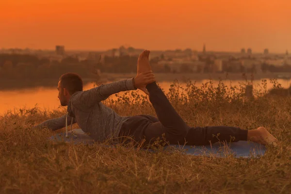 Man Doet Yoga Zonsondergang Met Uitzicht Stad Een Halve Boog — Stockfoto