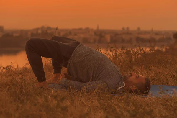 Man Gör Yoga Solnedgången Med Utsikt Över Staden Setu Bandha — Stockfoto