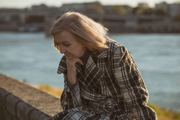 Triest Senior Vrouw Zitten Door Rivier Alleen Getinte Afbeelding — Stockfoto