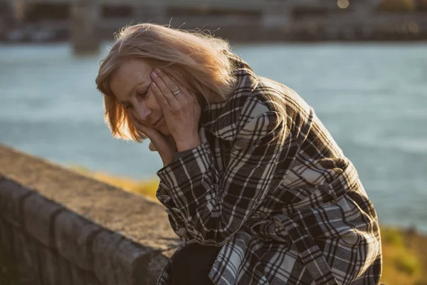 Triste Mujer Mayor Sentada Junto Río Sola Imagen Tonificada — Foto de Stock