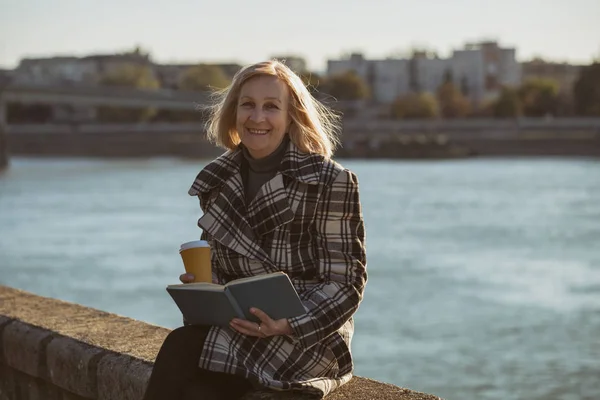 Mujer Mayor Disfruta Leyendo Libro Tomando Café Mientras Está Sentada —  Fotos de Stock