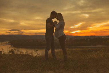 Hamile karı keyfini birlikte vakit açık. Tonlu görüntü.