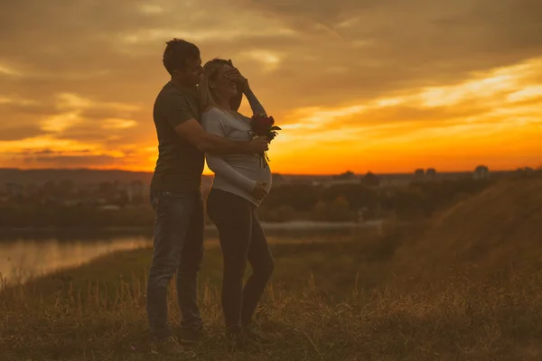 Man Ger Blommor Till Sin Gravida Hustru Samtidigt Njuta Tillbringa — Stockfoto