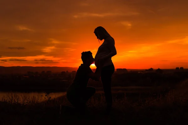 Silhouetten Van Echtgenoot Kussen Buik Van Zijn Zwangere Vrouw Terwijl — Stockfoto