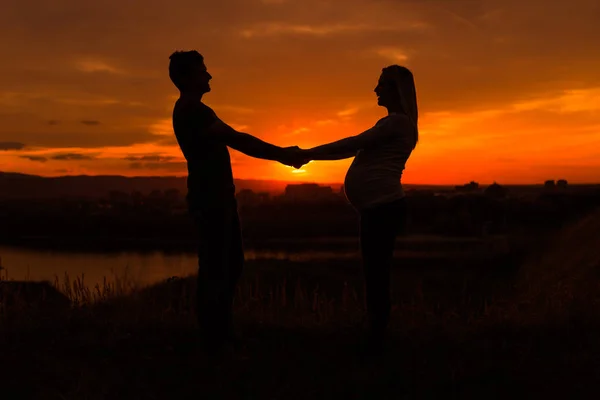 Silhuetas Marido Mulher Grávida Mãos Dadas Gostam Passar Tempo Juntos — Fotografia de Stock