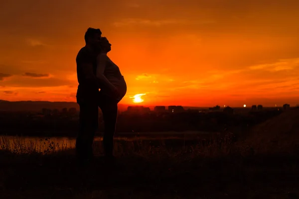 Siluety Manžela Těhotnou Ženu Trávit Čas Společně Venkovní Tónovaný Obrázek — Stock fotografie