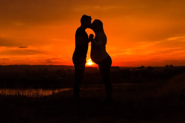 Silhuetas Marido Mulher Grávida Beijando Enquanto Eles Gostam Passar Tempo — Fotografia de Stock