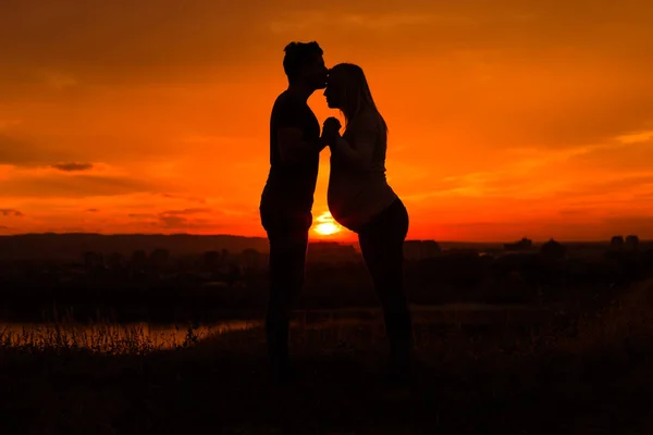 Silhouettes Husband Kissing His Pregnant Wife Forehead Enjoy Spending Time — Stock Photo, Image