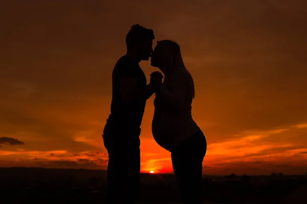 Silhouetten Van Echtgenoot Zoenen Zijn Zwangere Vrouw Neus Genieten Van — Stockfoto