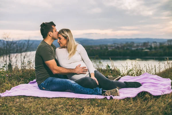 Gelukkige Echtgenoot Zoenen Zijn Zwangere Vrouw Voorhoofd Genieten Van Tijd — Stockfoto