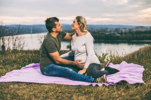 Make Och Hans Gravida Hustru Njuta Tillbringa Tid Tillsammans Utomhus — Stockfoto