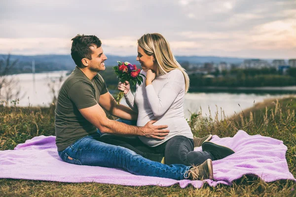 Σύζυγος Δίνοντας Λουλούδια Στη Γυναίκα Του Έγκυος Ενώ Απολαμβάνουν Τις — Φωτογραφία Αρχείου