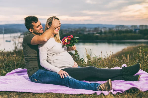 Man Ger Blommor Till Sin Gravida Hustru Samtidigt Njuta Tillbringa — Stockfoto