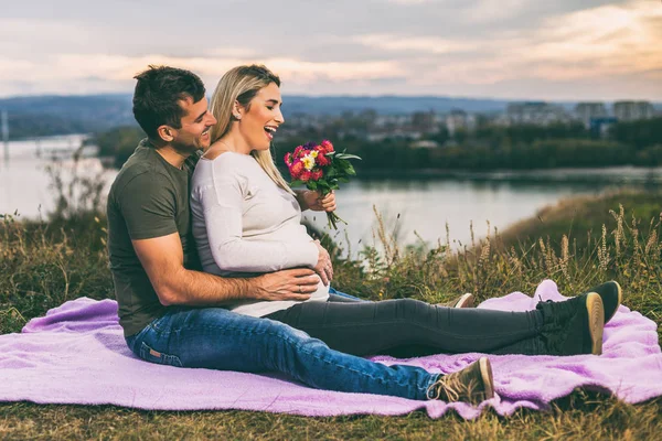 Man Ger Blommor Till Sin Gravida Hustru Samtidigt Njuta Tillbringa — Stockfoto