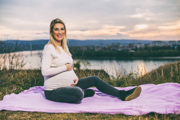 Mooie Zwangere Vrouw Geniet Tijd Buiten Doorbrengen Getinte Afbeelding — Stockfoto