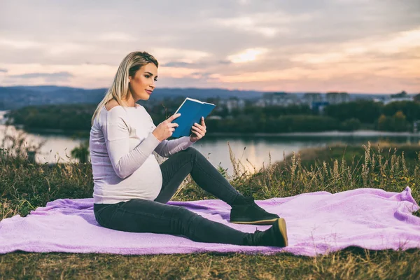 Beautiful Pregnant Woman Enjoys Reading Book Outdoor Toned Image — Stock Photo, Image