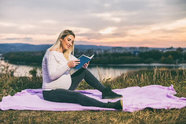 Hermosa Mujer Embarazada Disfruta Leyendo Libro Aire Libre Imagen Tonificada — Foto de Stock