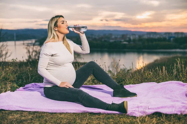 Bella Donna Incinta Gode Acqua Potabile Mentre Trascorre Del Tempo — Foto Stock