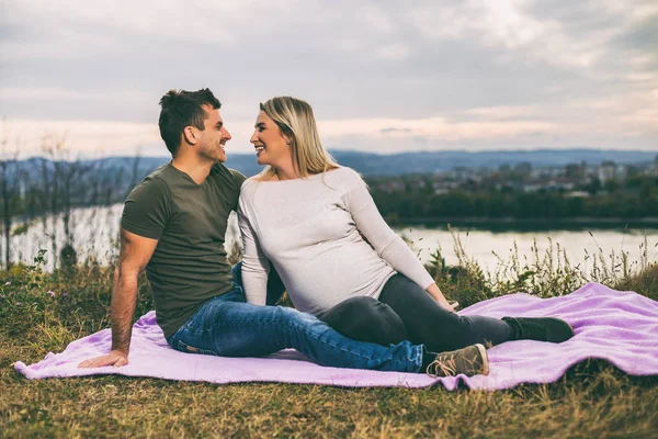 Marido Sua Esposa Grávida Gostam Passar Tempo Juntos Livre Imagem — Fotografia de Stock