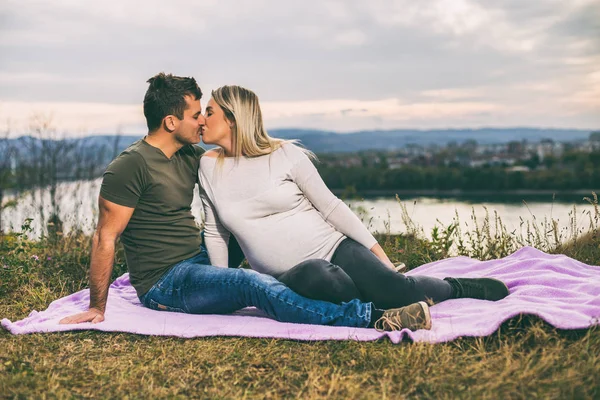 Marito Sua Moglie Incinta Baciano Mentre Divertono Trascorrere Del Tempo — Foto Stock