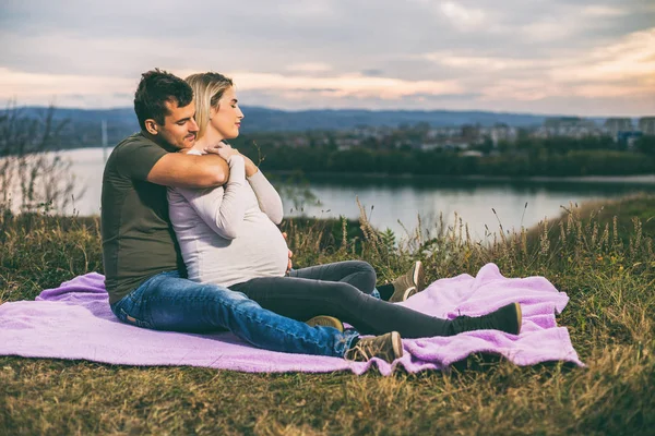 Man Zijn Zwangere Vrouw Genieten Van Tijd Samen Doorbrengen Buiten — Stockfoto