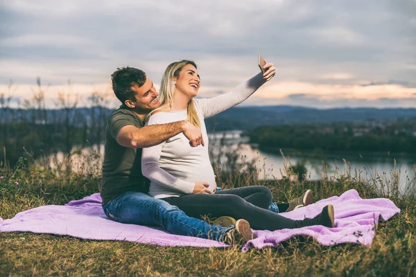 Šťastný Manžel Jeho Těhotná Manželka Selfie Zatímco Jim Trávit Čas — Stock fotografie