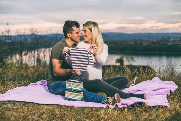 Pareja Feliz Disfrutar Mirando Con Ropa Bebé Relajante Aire Libre —  Fotos de Stock