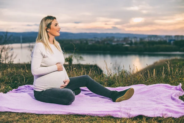Hermosa Mujer Embarazada Disfruta Pasar Tiempo Aire Libre Imagen Tonificada —  Fotos de Stock