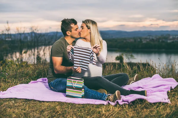 Casal Feliz Gosta Olhar Para Seu Com Roupas Bebê Relaxante — Fotografia de Stock