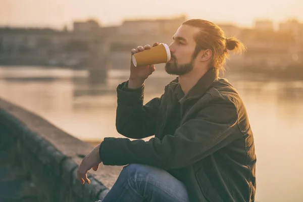 Bonito Homem Negócios Moderno Gosta Beber Café Descansar Junto Rio — Fotografia de Stock