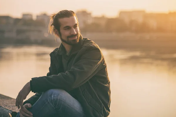 Bonito Homem Negócios Moderno Gosta Descansar Junto Rio Imagem Tonificada — Fotografia de Stock