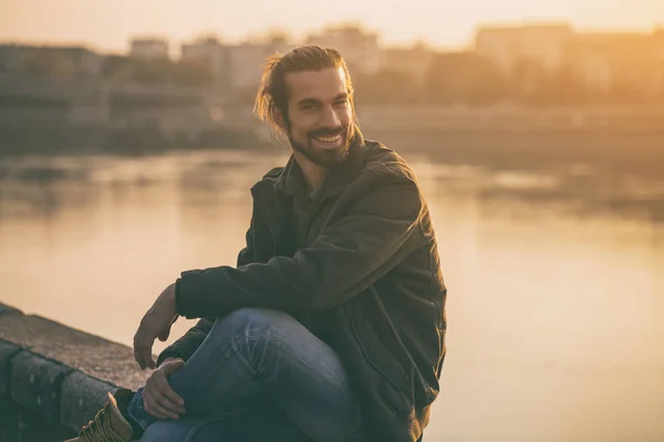 Bonito Homem Negócios Moderno Gosta Descansar Junto Rio Imagem Tonificada — Fotografia de Stock