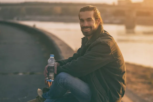 Snygg Modern Affärsman Har Dricksvatten Och Vilar Vid Floden Tonad — Stockfoto