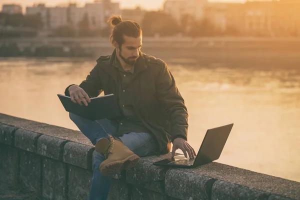 Bonito Homem Negócios Usando Organizador Pessoal Laptop Enquanto Sentado Junto — Fotografia de Stock
