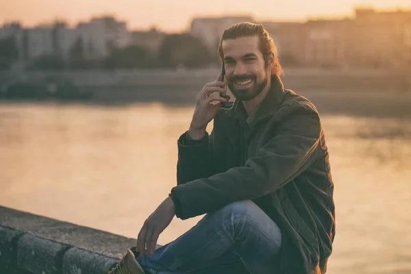 Gutaussehender Moderner Geschäftsmann Telefoniert Während Fluss Sitzt — Stockfoto