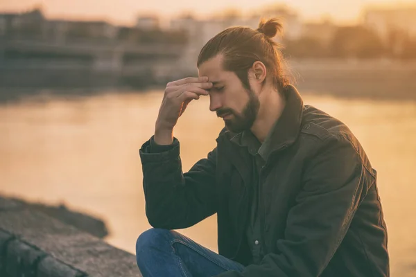 Der Junge Moderne Geschäftsmann Hat Kopfschmerzen Wenn Fluss Sitzt — Stockfoto