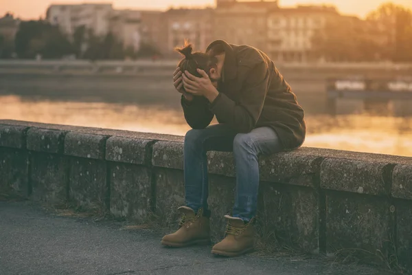 Deprimido Homem Negócios Moderno Sentado Junto Rio Imagem Tonificada — Fotografia de Stock