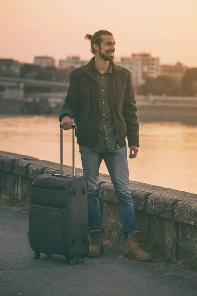 Schöner Geschäftsmann Mit Koffer Der Fluss Steht — Stockfoto