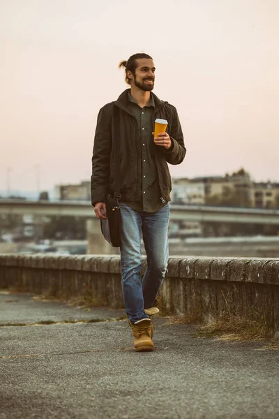 Schöner Moderner Geschäftsmann Mit Laptoptasche Kaffee Trinkend Und Fluss Spazieren — Stockfoto