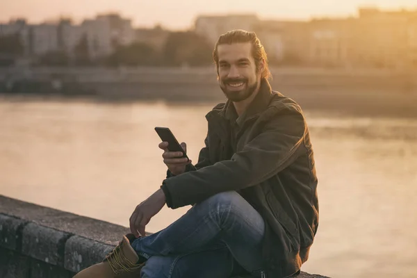 Gutaussehender Moderner Geschäftsmann Telefoniert Während Fluss Sitzt — Stockfoto