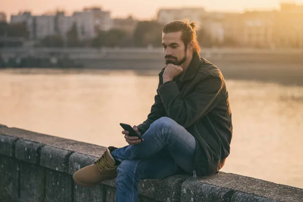 Sorgliga Affärsman Håller Telefonen Medan Sitter Vid Floden Tonad Bild — Stockfoto