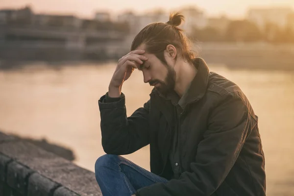 Unga Moderna Affärsman Att Huvudvärk När Sitter Vid Floden Tonad — Stockfoto